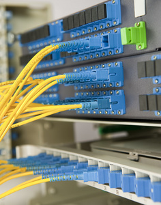 現(xiàn)代服務(wù)器機(jī)房內(nèi)部數(shù)據(jù)中心, 網(wǎng)絡(luò)網(wǎng)絡(luò)和互聯(lián)網(wǎng)通信技術(shù), 大數(shù)據(jù)存儲和云服務(wù)概念, 3d 渲染